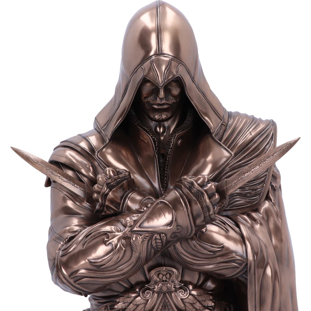 Close-up of Ezio hood and robe detailing