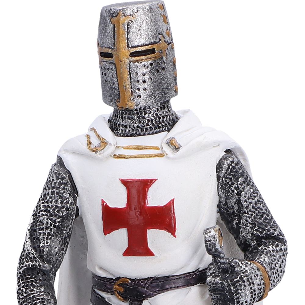 Close-up of the Templar knight’s hand-painted chainmail and detailed armour