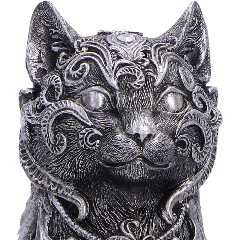 Close-up of Hexbound Familiar silver cat face detail