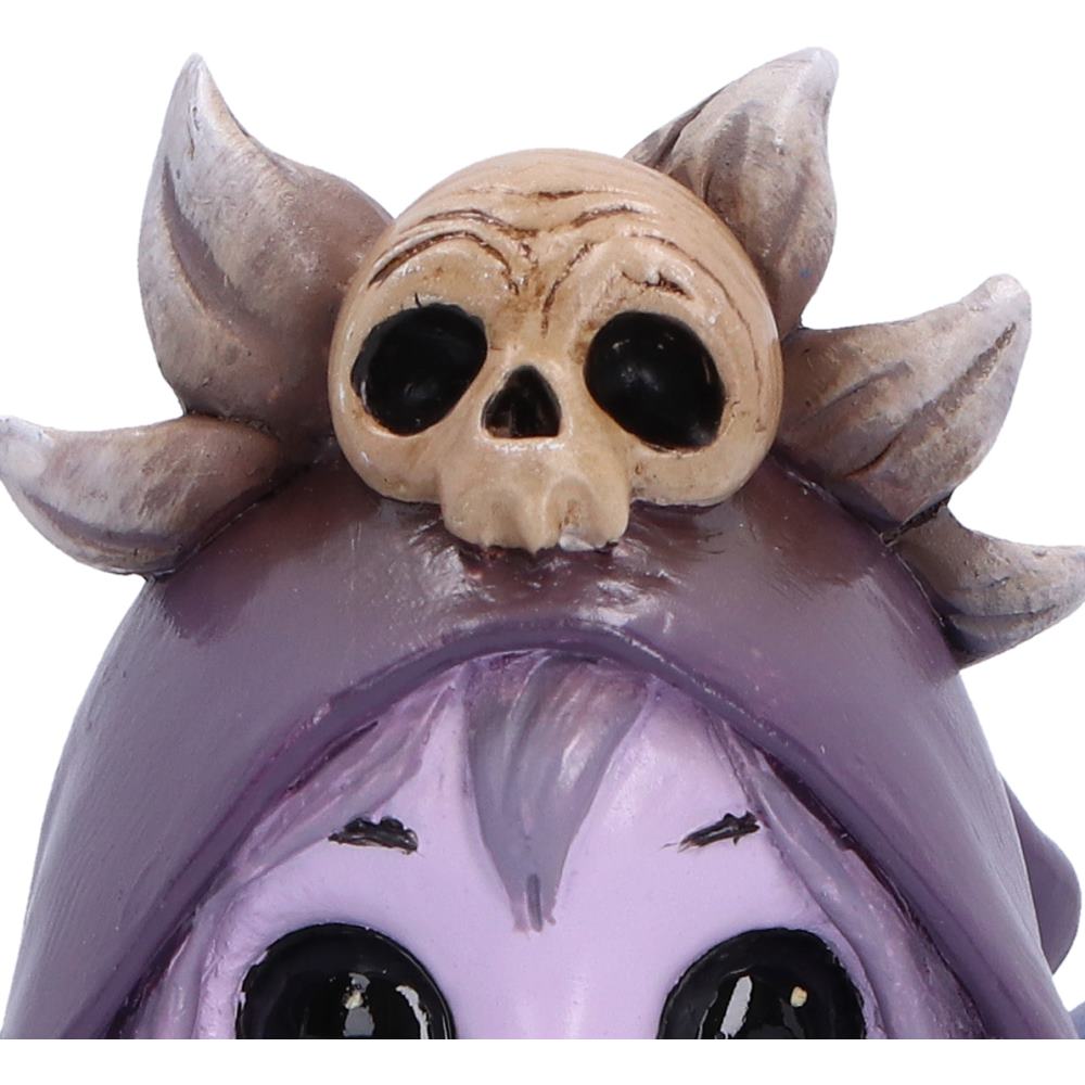 Close-up of Moorwyn fairy with light purple skin and large black eyes and a beige skull on its head